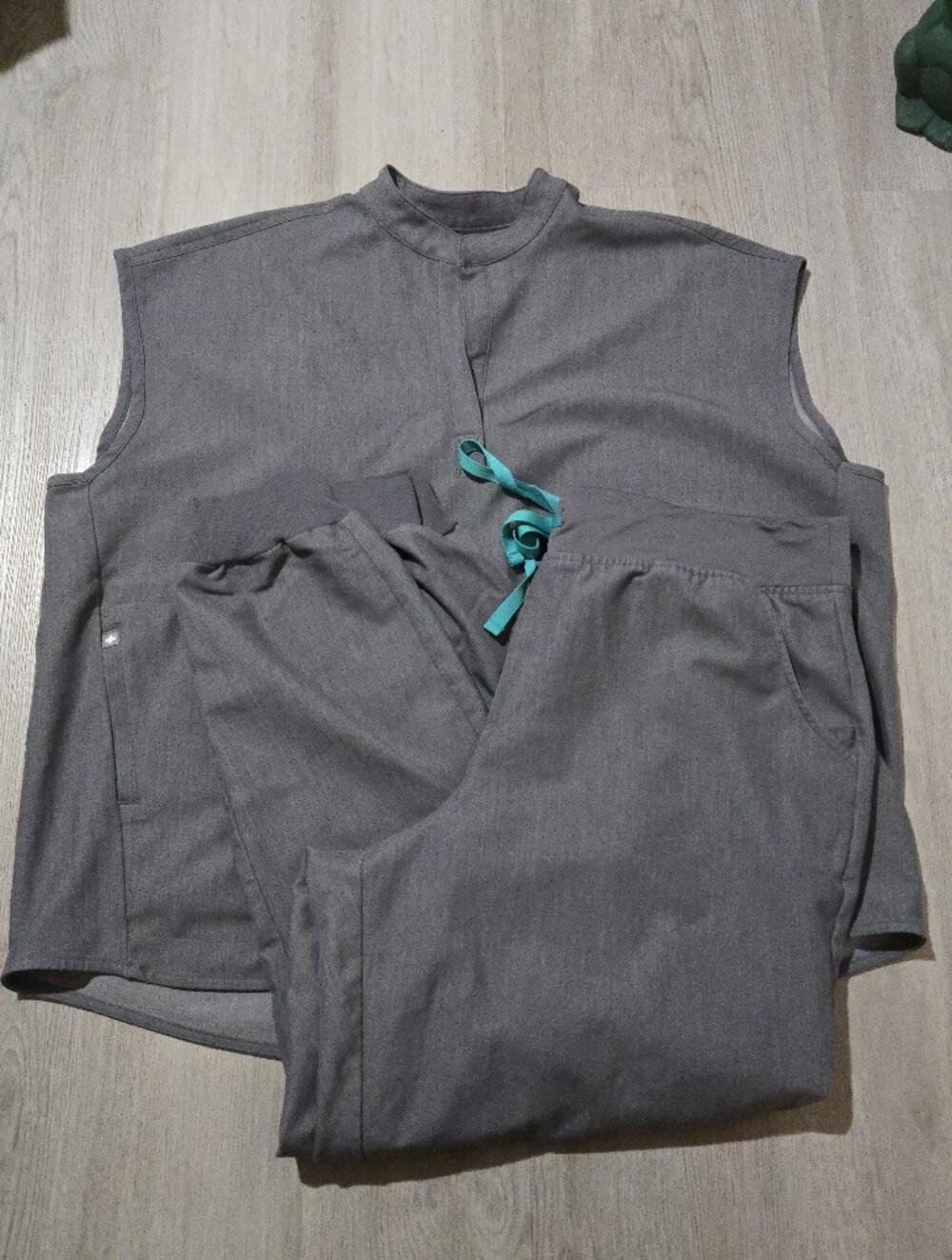 FIGS Gray Scrub Set, Rafaela Top/Zamora Jogger Pants, SIZE XL/XXL